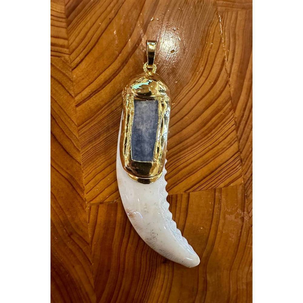 NEW EASTON ELLE women's blue kyanite shell pendant in gold/white